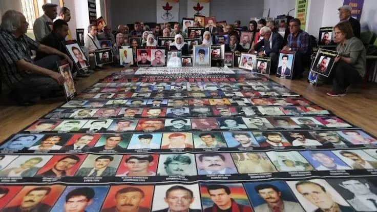 Türkiye, kendi tarihinin karanlıkta bırakılmış alanlarına girmeyi istemiyor. Gelmiş geçmiş tüm iktidarlar bu konuda söz birliği etmişçesine yüzleşme gerektiren olay ve olguları ya inkâr ya da unutturma yoluna gitti.   YAZININ TAMAMI İÇİN TIKLAYINIZ