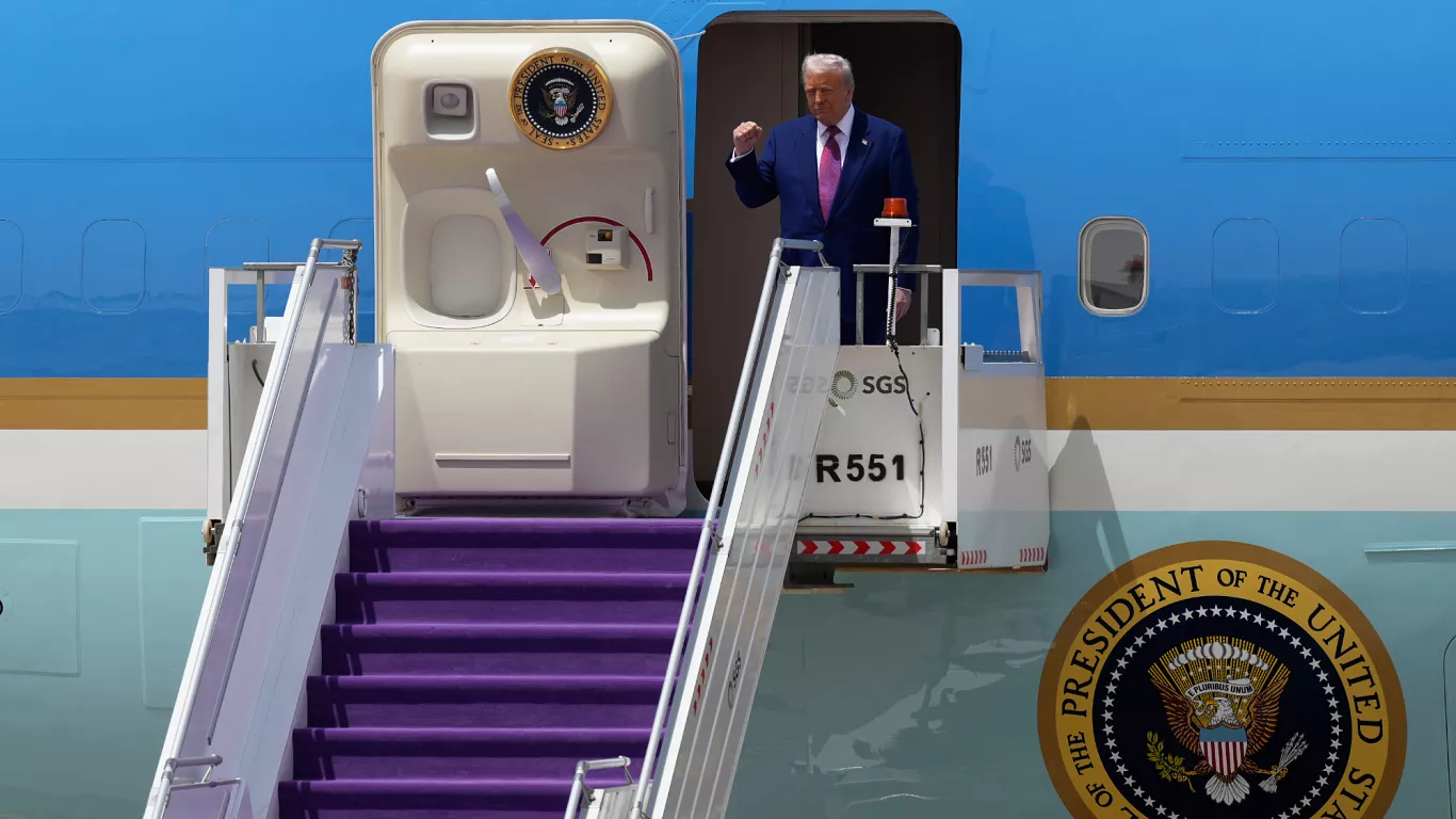 Trump, Ukrayna-Rusya barış görüşmeleri için İstanbul’a gidebileceğini söyledi, “Ben gitmezsem Putin de gitmez” dedi.