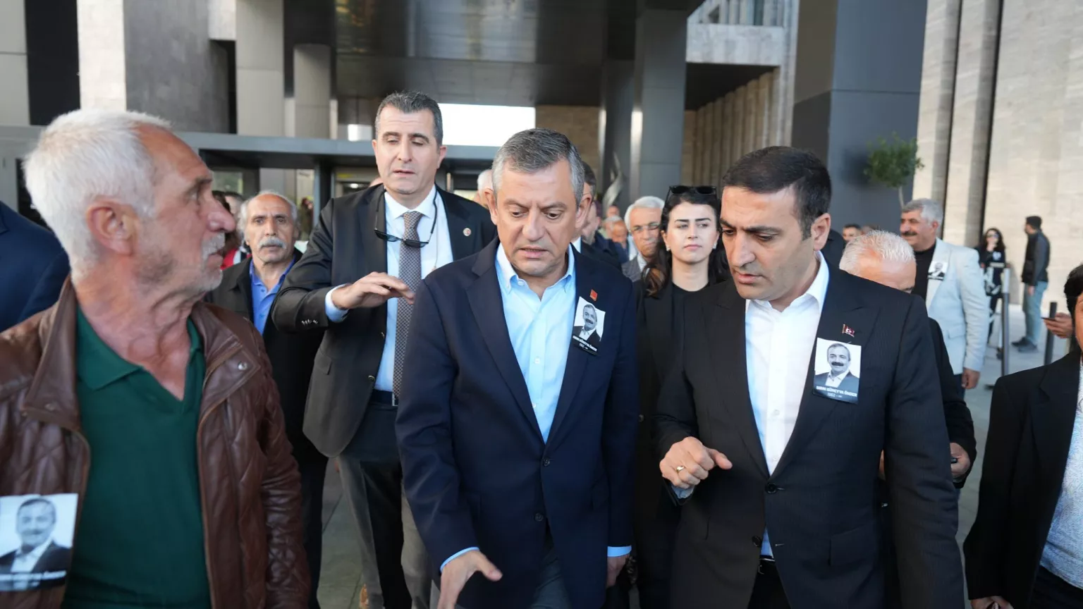 Özel’e yönelik saldırı l