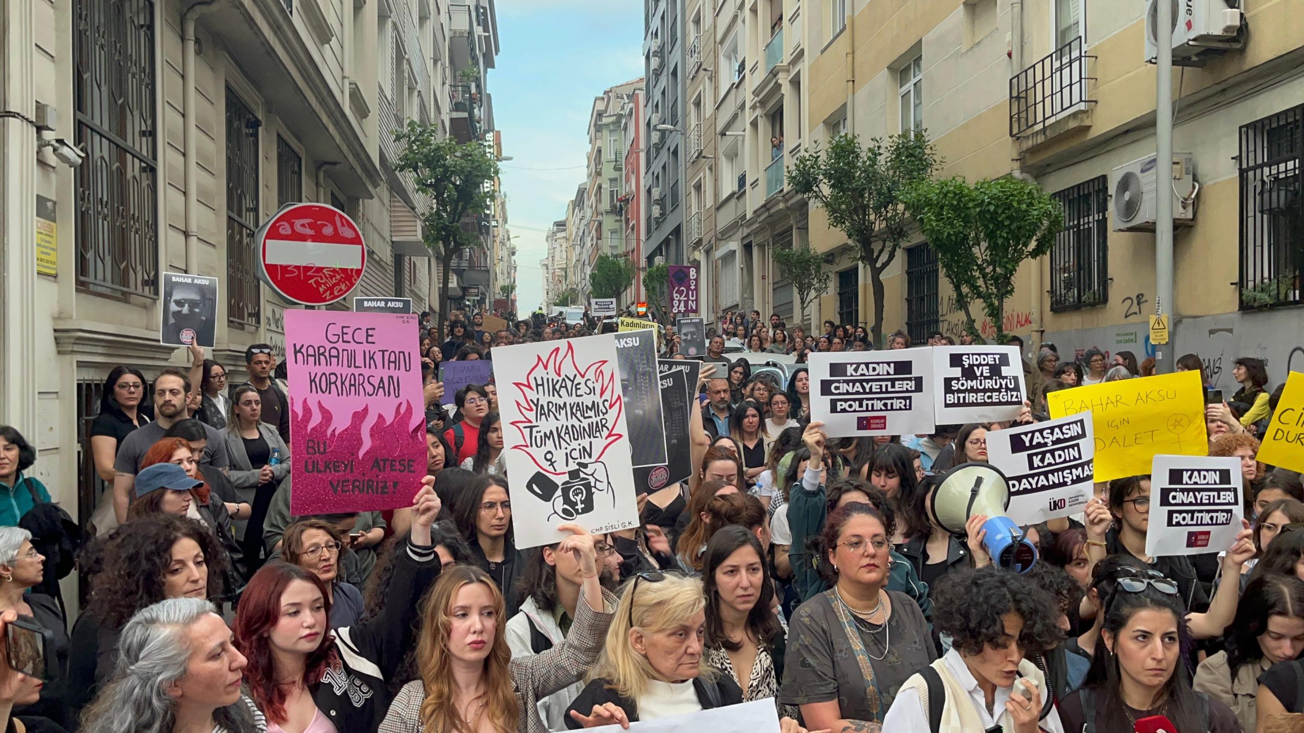 Kadınlar katledilen Aksu için ayakta |
