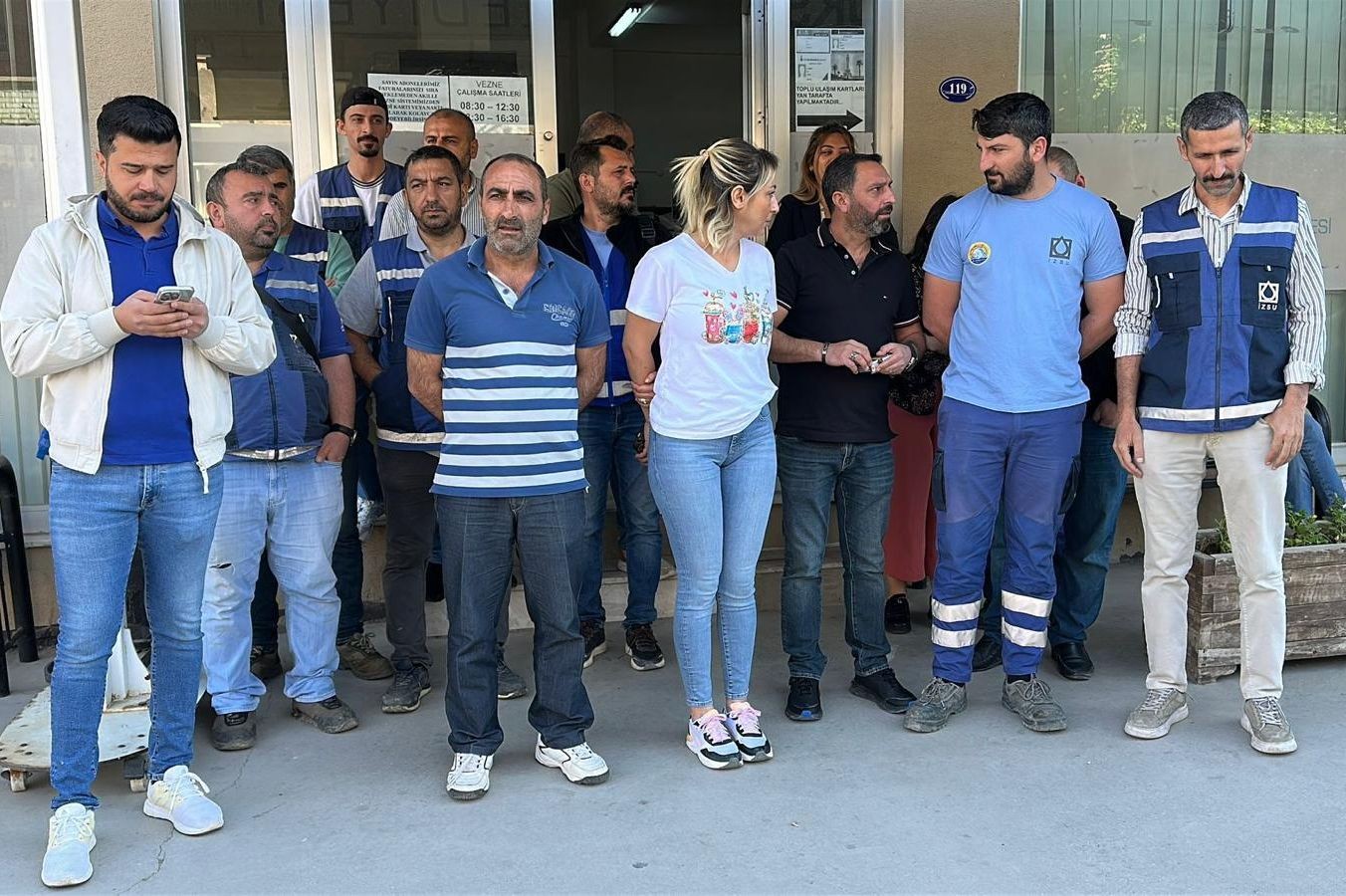 İzmir Büyükşehir Belediyesine bağlı İZENERJİ, İZELMAN ve EGEŞEHİR'de sözleşme görüşmleri tıkanma noktasına geldi. İşçiler 1 saat iş bırakarak yönetimi uyardı.