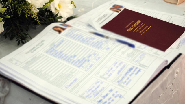 Kadınların nüfus kaydının evlilik sonrası eşinin hanesine taşınması uygulamasında önemli bir gelişme yaşandı. Kadınların evlenirken eşinin kütüğüne “taşınması”, boşandığında baba kütüğüne “iadesi” uygulamasının iptali için Anayasa Mahkemesi’ne başvuruldu.