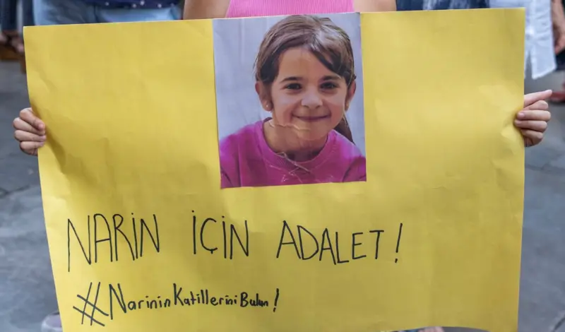 Narin Güran cinayetinden “suçluyu kayırma” suçlamasıyla yargılanan 3’ü çocuk 15 sanık hakkında, hapis cezaları veren mahkeme, 3 sanığın da tahliyesine karar verdi.