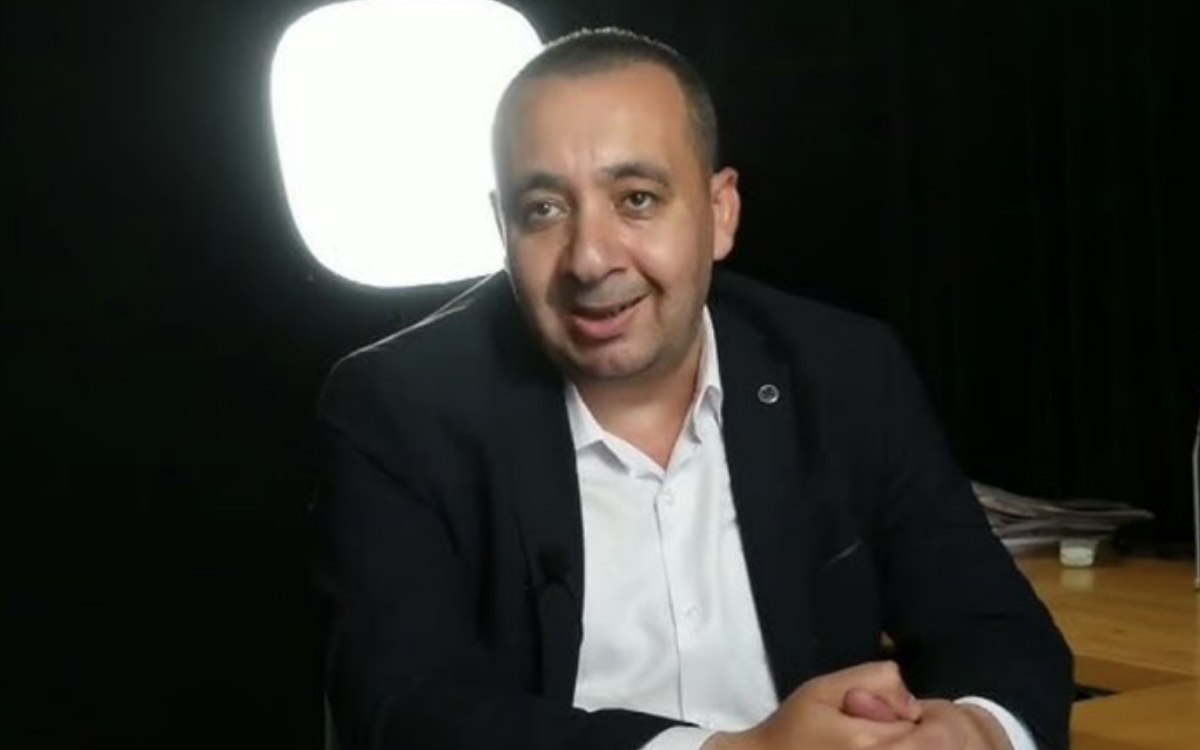 Eşiyle sınır dışı edilmişti |