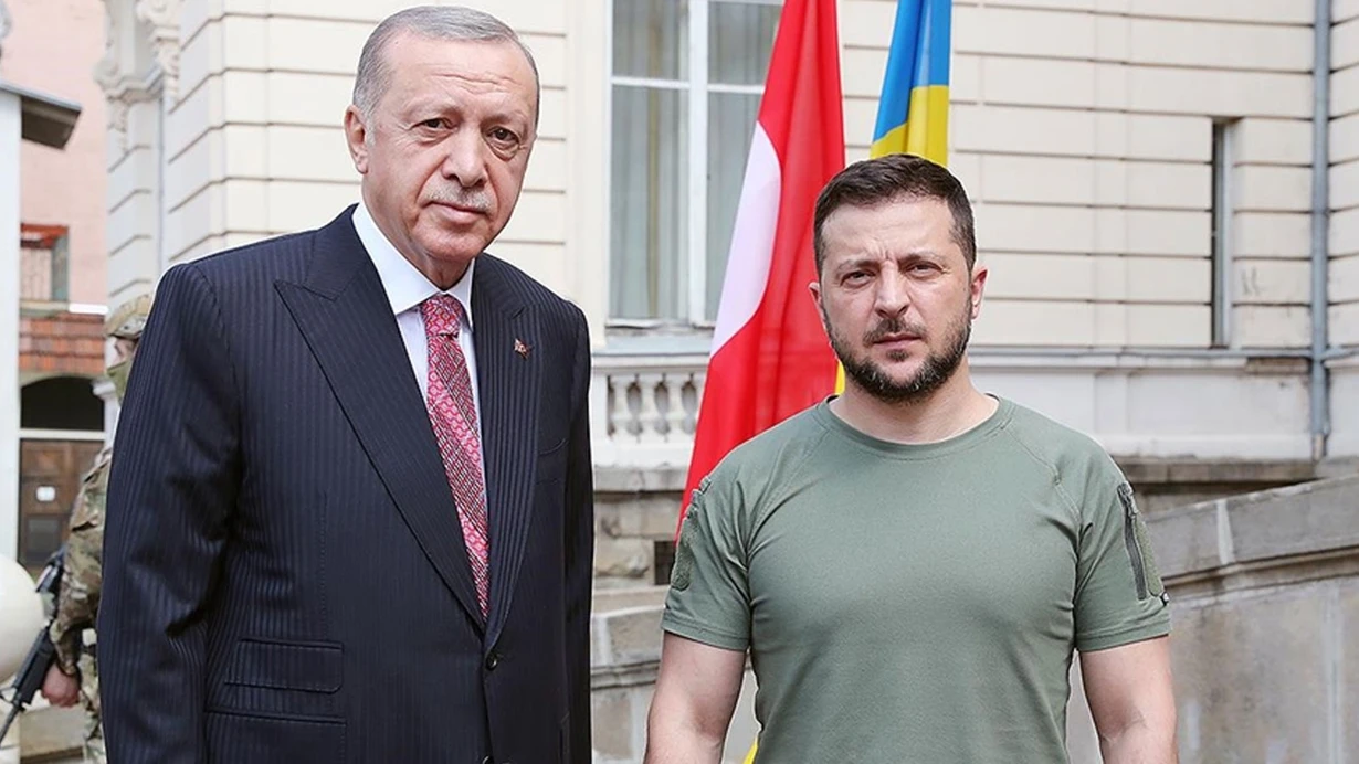 Cumhurbaşkanı Erdoğan, Ukrayna Devlet Başkanı Zelenski ile yaptığı telefon görüşmesinde, Türkiye’nin adil ve kalıcı barış için ara buluculuk rolünü sürdüreceğini vurguladı.