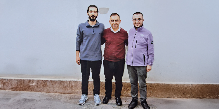 Barış gazeteciliğine, barışın sesine sadece dışarıda değil, cezaevlerinde de ihtiyaç var zira. Barış medyasına da. Muhabir ve habercinin bayrağıdır mikrofon. Mikrofon başlığı deyip geçilmesin. Onu halkın sesi yapanlara selam olsun. YAZININ TAMAMI İÇİN TIKLAYINIZ