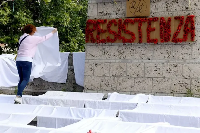 İsrail’in Gazze’ye saldırılarında yaşamını yitirenleri sayısı 54 bine çıktı. İtalya’da sivil kayıplara dikkat çekmek amacıyla halk evlere ve iş yerlerine beyaz çarşaf asma kampanyası başlattı.