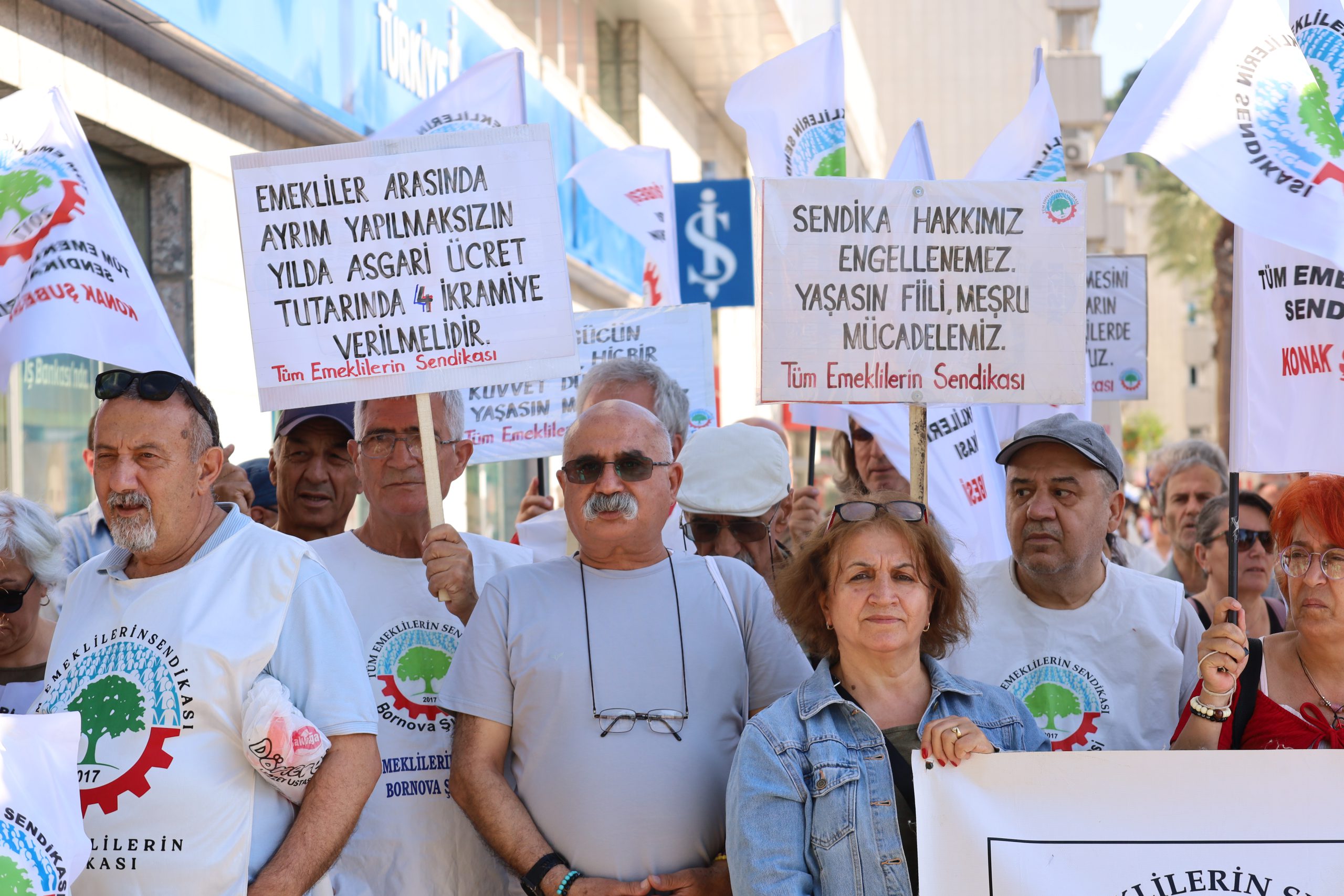 Emekliler bayram öncesi sokakta |