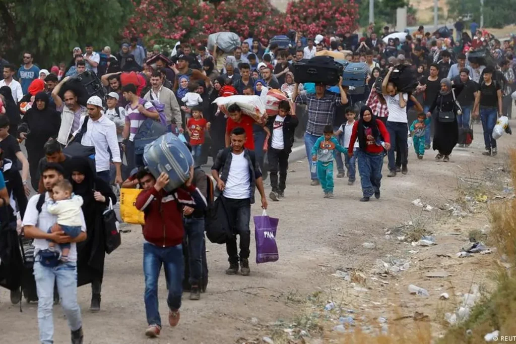 Fethiye ÇETİN Devletler, göçmenlik hallerini tanımladığında, bir statü ile belirlediğinde ise göçmenleri geçici ve sınırlı haklarla tanımlıyor, deyim yerindeyse yarı insan yapıyorlar. Böyle yaptıklarında toplumun yeni gelenle ilişkisini de belirliyor, topluma yol gösteriyorlar. YAZININ DEVAMI İÇİN TIKLAYINIZ