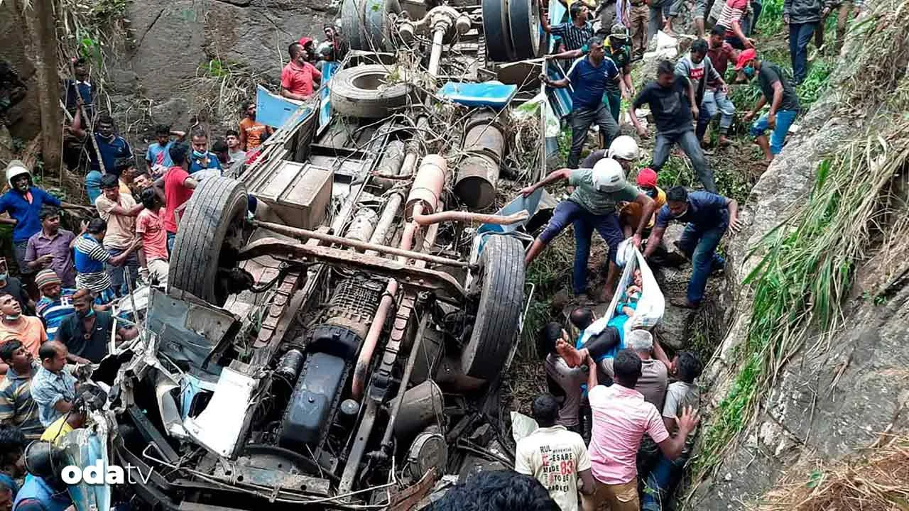 Sri Lanka’da otobüs uçuruma yuvarlandı |