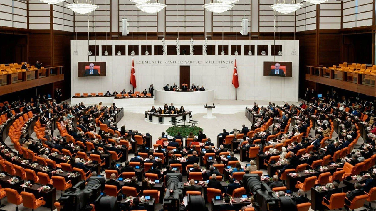10. Yargı Paketi’nin 22 maddesi Türkiye Büyük Millet Meclisi (TBMM) Genel Kurulu’nda kabul edilirken, 8 madde yeniden görüşülmek üzere paketten çıkartıldı. Covid yasası, pakete dahil edilmedi.