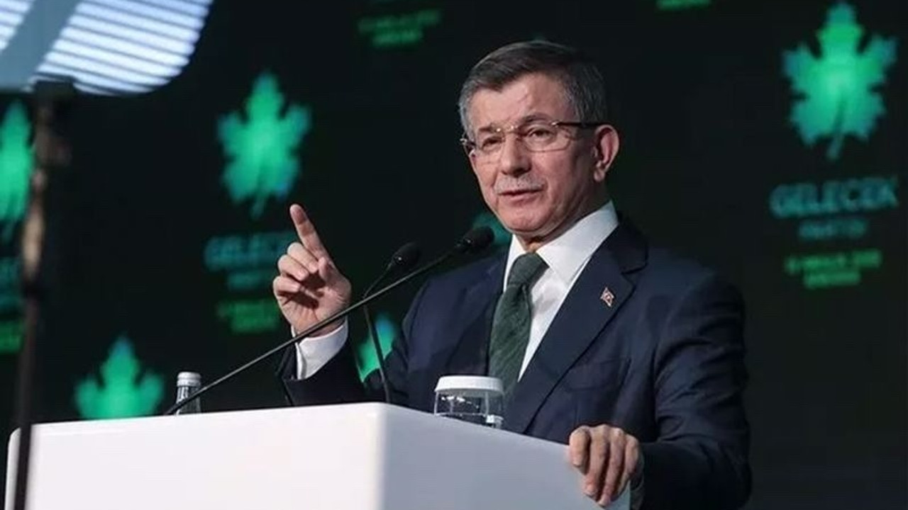 Ahmet Davutoğlu, “Barışın Yolunu Açmak” konferansında Kürt sorununun çözümüne dair yeni anayasa, eşit yurttaşlık ve anadilde eğitim gibi başlıklardan oluşan 10 maddelik önerisini kamuoyuyla paylaştı.
