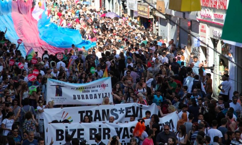 İstanbul’da düzenlenen 11. Trans+ Onur Yürüyüşü polis müdahalesiyle engellenmeye çalışıldı. En az 30 kişi darbedilerek gözaltına alındı. Yürüyüşte yapılan açıklamada, “Varoluşumuzla başkaldırıyoruz, barışın öznesiyiz” mesajı verildi.