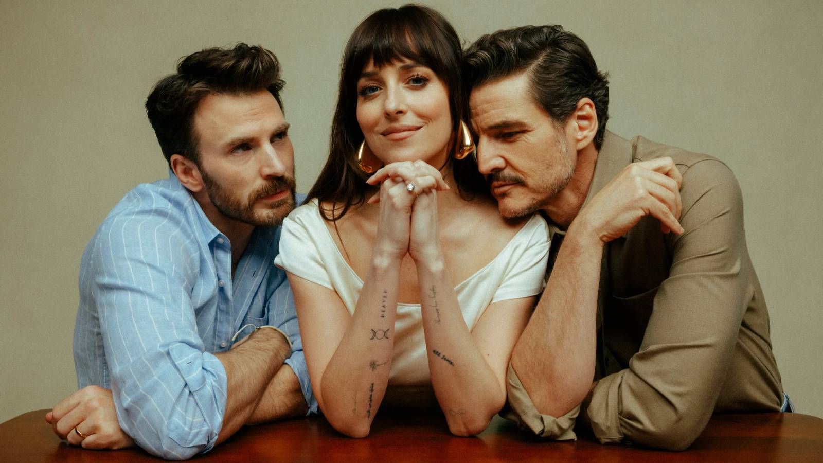 Binnaz Saktanber Başrollerini Dakota Johnson, Pedro Pascal ve Chris Evans’ın paylaştığı Materialists, aylardır “romantik komedinin dönüşü” ve “eğlenceli bir aşk üçgeni” olarak pazarlanıyordu. Oysa Celine Song’un merakla beklenen ikinci filmi ne tam bir romantik komedi ne de bir aşk üçgeni hikayesi. Materialists, kapitalist toplumun romantik ilişkileri nasıl ticarileştirdiğine dair bir dram-deneme YAZININ TAMAMI İÇİN TIKLAYINIZ