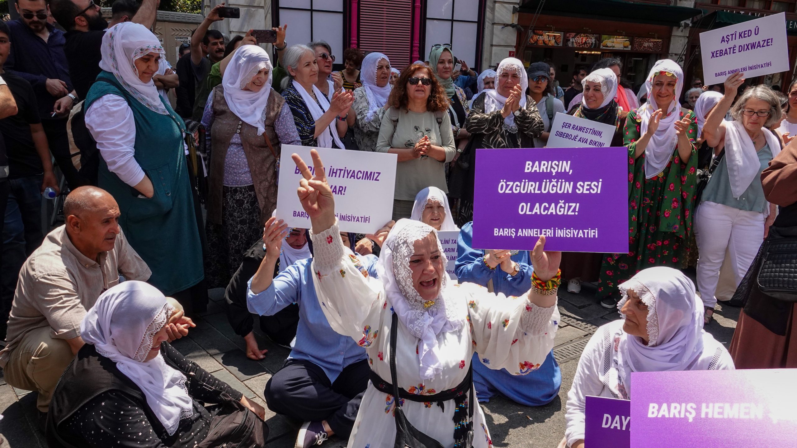 Annelerden bayramda “barış” mesajı: