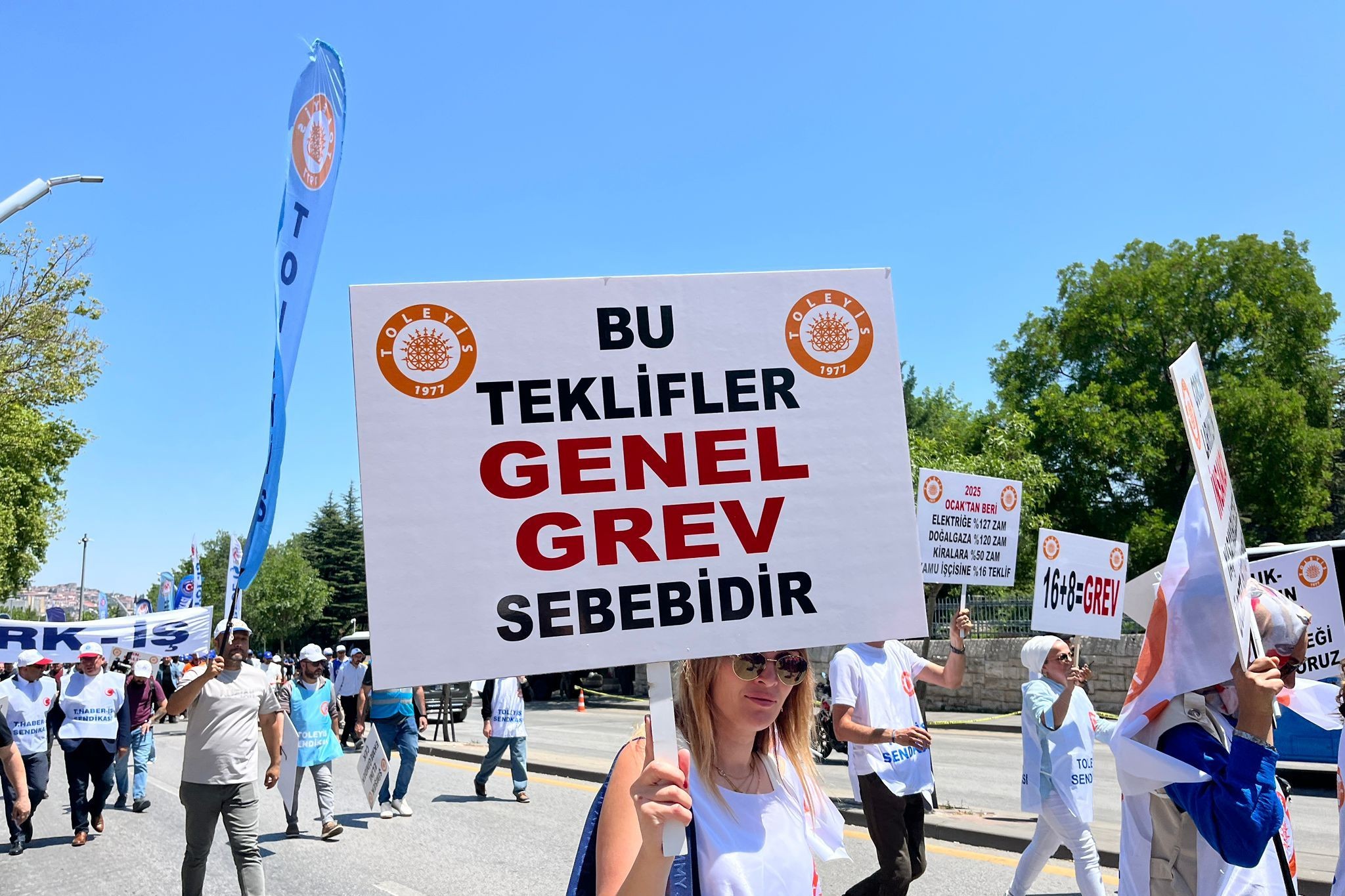 Kamu işçileri haykırdı: İş ekmek yoksa barış da yok!
