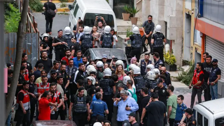 "Yaşamda Israr" sloganıyla yapılmak istenen yürüyüşe bu yıl da izin verilmedi. Beyoğlu ve Taksim ablukaya alınırken, aralarında gazetecilerin de olduğu en az 35 kişi gözaltına alındı.
