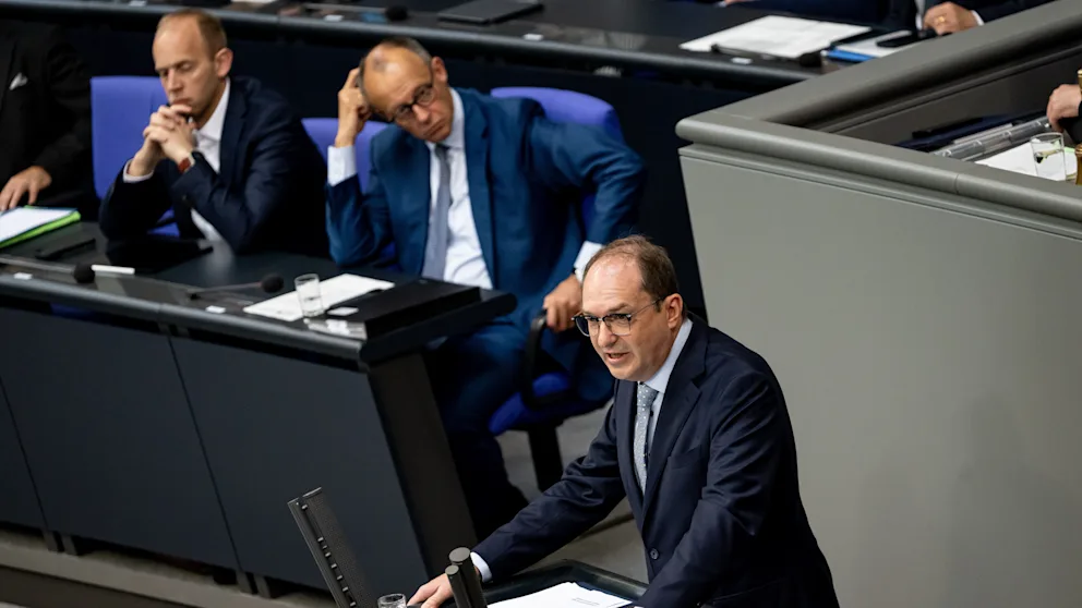 Almanya’da sınırlı koruma statüsüne sahip mültecilerin aile birleşimi iki yıllığına durduruldu. İçişleri Bakanı Dobrindt, "Zor ama gerekli" derken, muhalefet ve kilise kararı "acımasız ve insanlık dışı" buldu.