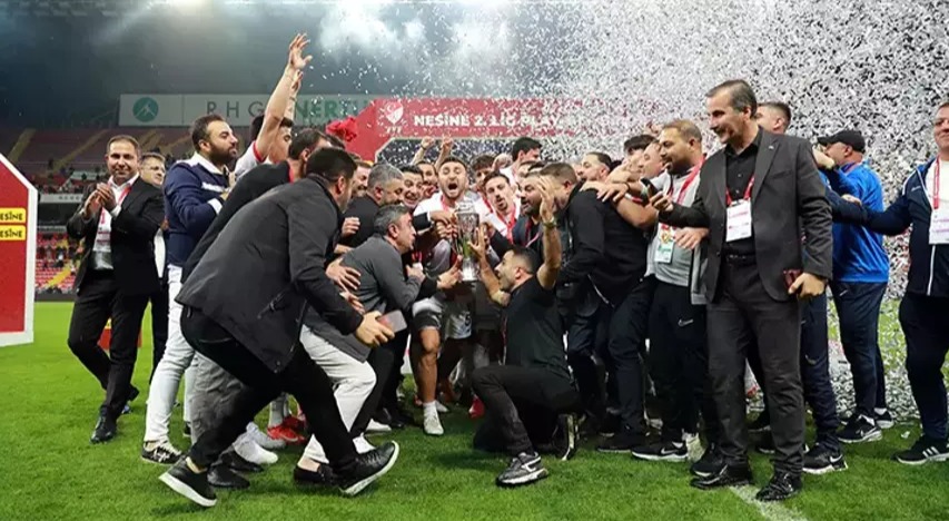Van Spor FK , 2. Lig Play-Off finalinde Batman Petrolspor’u penaltılarla 5-4 mağlup ederek 25 yıl sonra 1. Lig’e merhaba diyen taraf oldu.