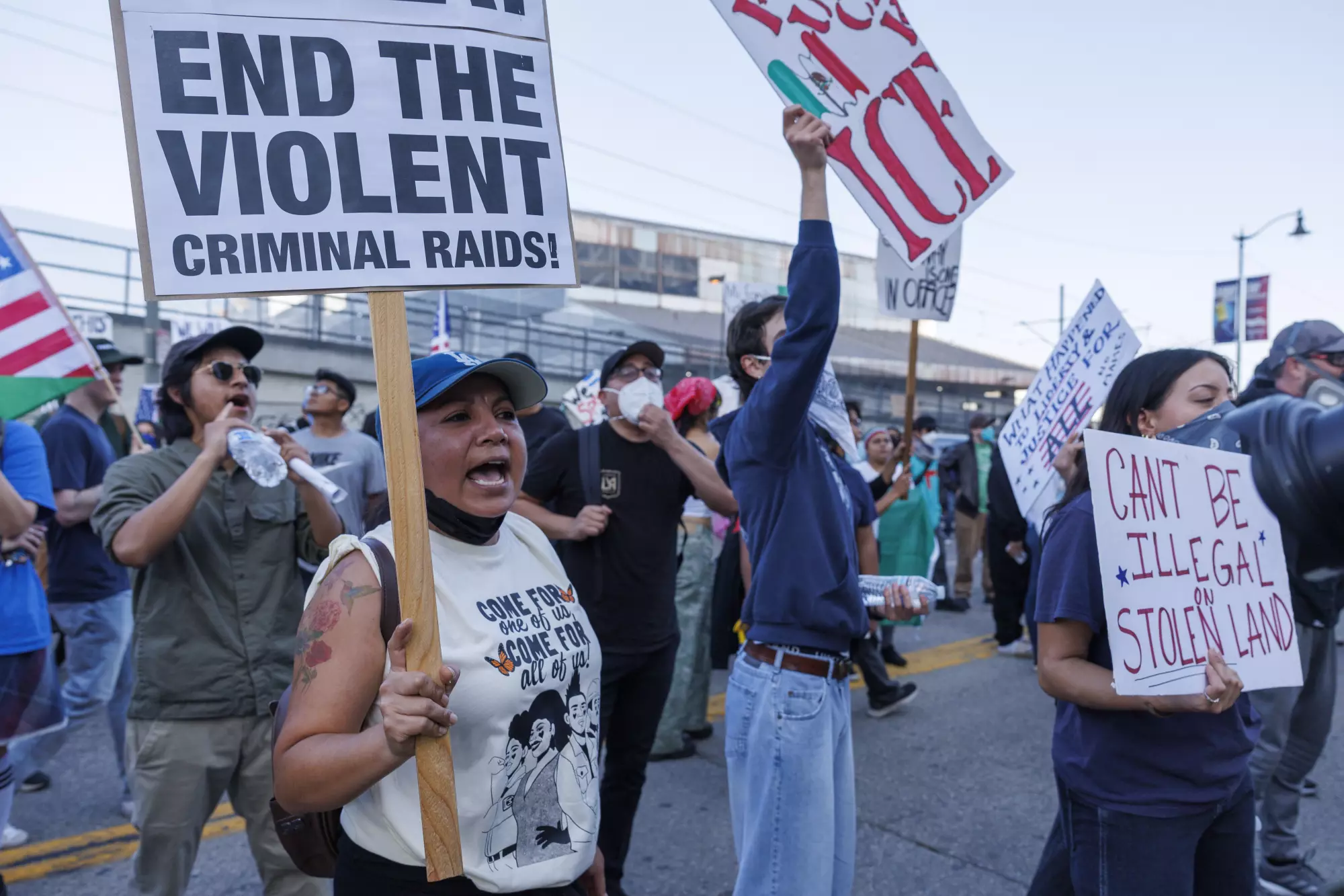 Los Angeles'ta göçmen operasyonlarına karşı bir haftayı geride bırakan protestolar, Trump’ın doğum gününe ve 250. yıl askeri geçit törenine denk gelen günde ülke çapında büyüyor.