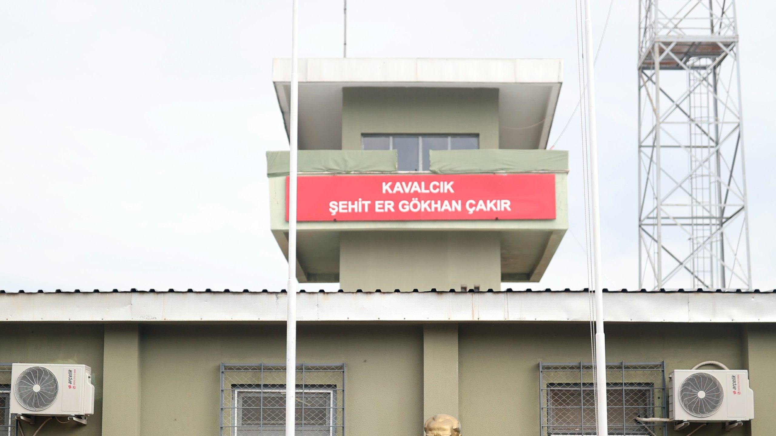 Göçmeni öldürüp karakol bahçesine gömdüler |