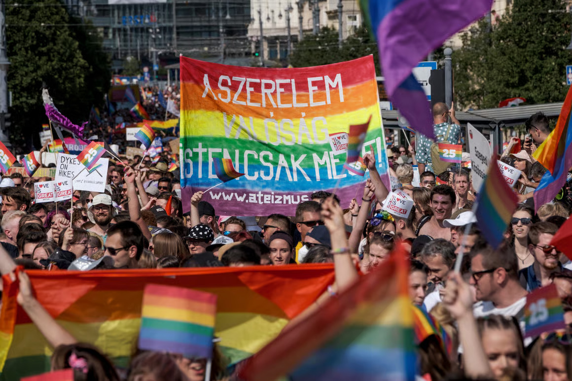 Macaristan’daki LGBTQ+ içerik yasağı l