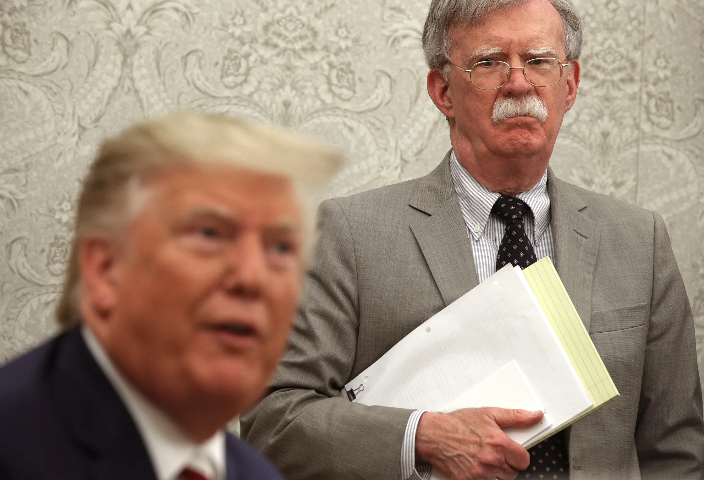Eski Ulusal Güvenlik Danışmanı Bolton, Trump’ın doğrudan askeri müdahaleye girmeden önce itibar kaybetmemeye odaklandığını söylüyor. Gündemde bir “cesaret testi” var.