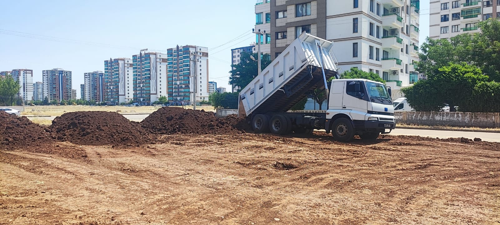 Diyarbakır’ın Kayapınar ilçesinde Park ve Bahçeler Müdürlüğü, yurttaşlardan gelen talepler doğrultusunda Dicle Kent Mahallesi’nde yeni bir yeşil alan çalışması başlattı. 5 bin metrekarelik alanda ağaçlandırma yapılacak.