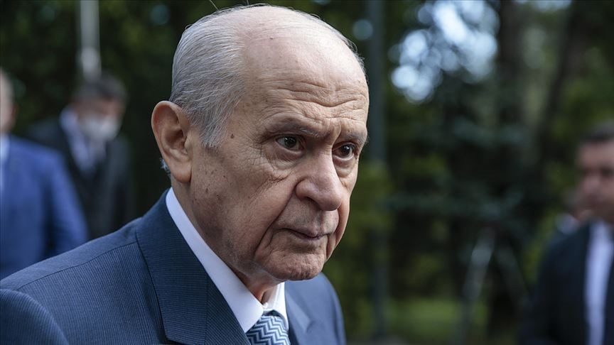 "Darbeler anayasası yok edilmeli. Kurucu Anayasa anlayışıyla yeni Anayasaya ihtiyaç kabullenilmelidir" diyen Devlet Bahçeli, Meclis'e çağrı yaptı: "Siyasi Partiler Kanunu, seçim sistemi gözden geçirilmeli ve TBMM İç Tüzüğü güncellenmelidir."