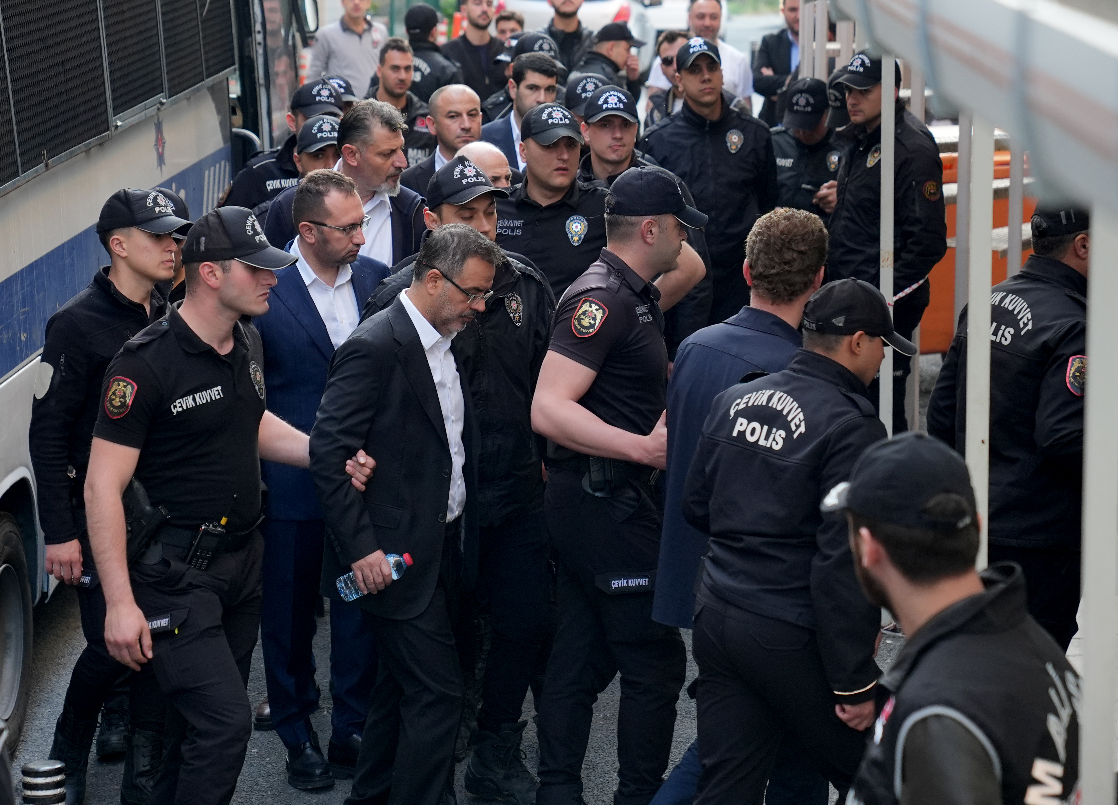 İBB’ye başlatılan yolsuzluk soruşturması kapsamında 31 Mayıs'ta gözaltına alınan 38 kişi dün adliyeye sevk edildi. Aralarında CHP'li Büyükçekmece, Avcılar, Gaziosmanpaşa, Seyhan ve Ceyhan belediye başkanlarının da aralarında olduğu 22 kişi tutuklandı.