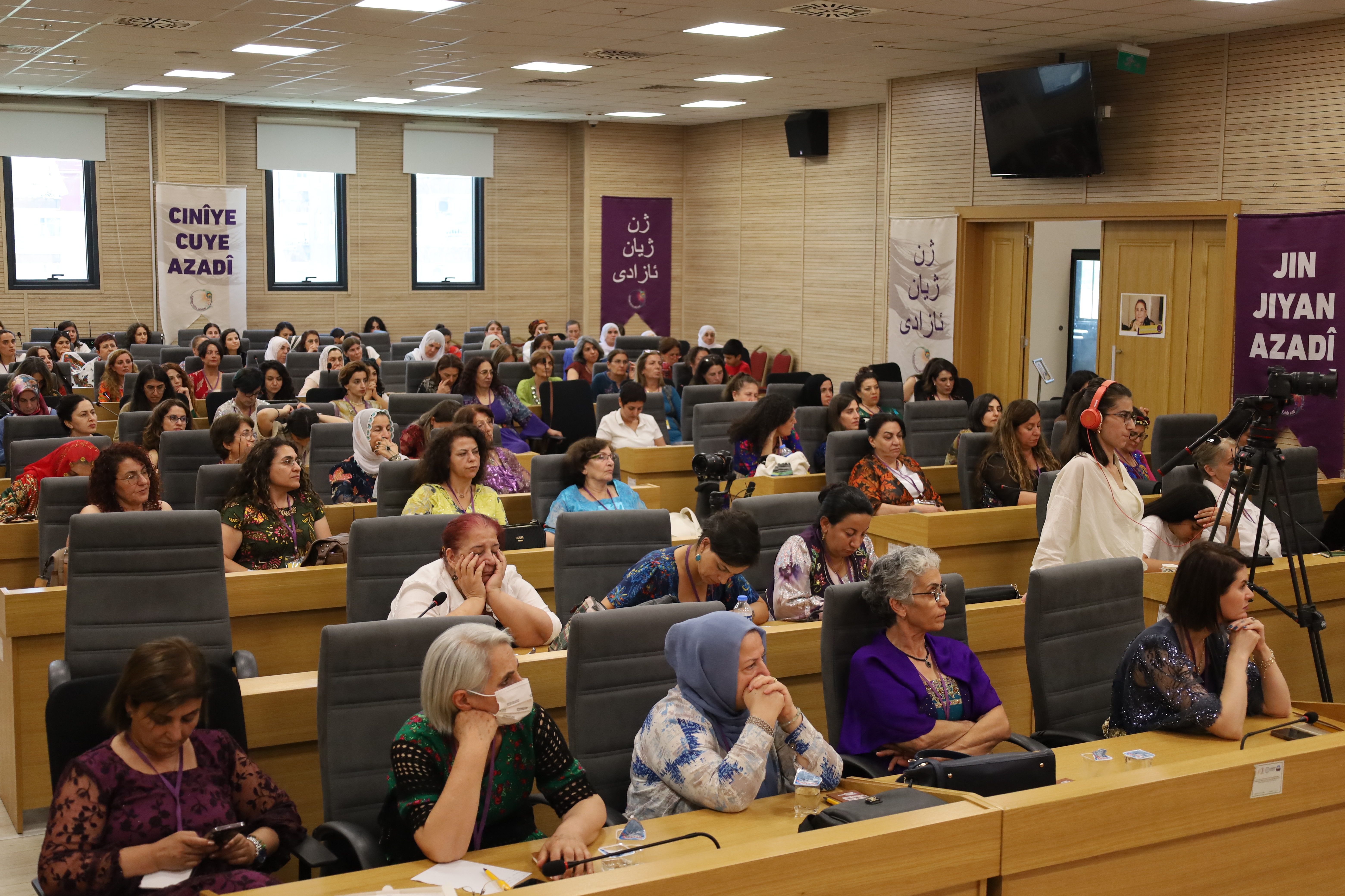 Diyarbakır’da başlayan 3. Kürt Kadın Konferansı’nda, kadınların Kürt ulusal birliğine öncülük edeceği vurgulandı.
