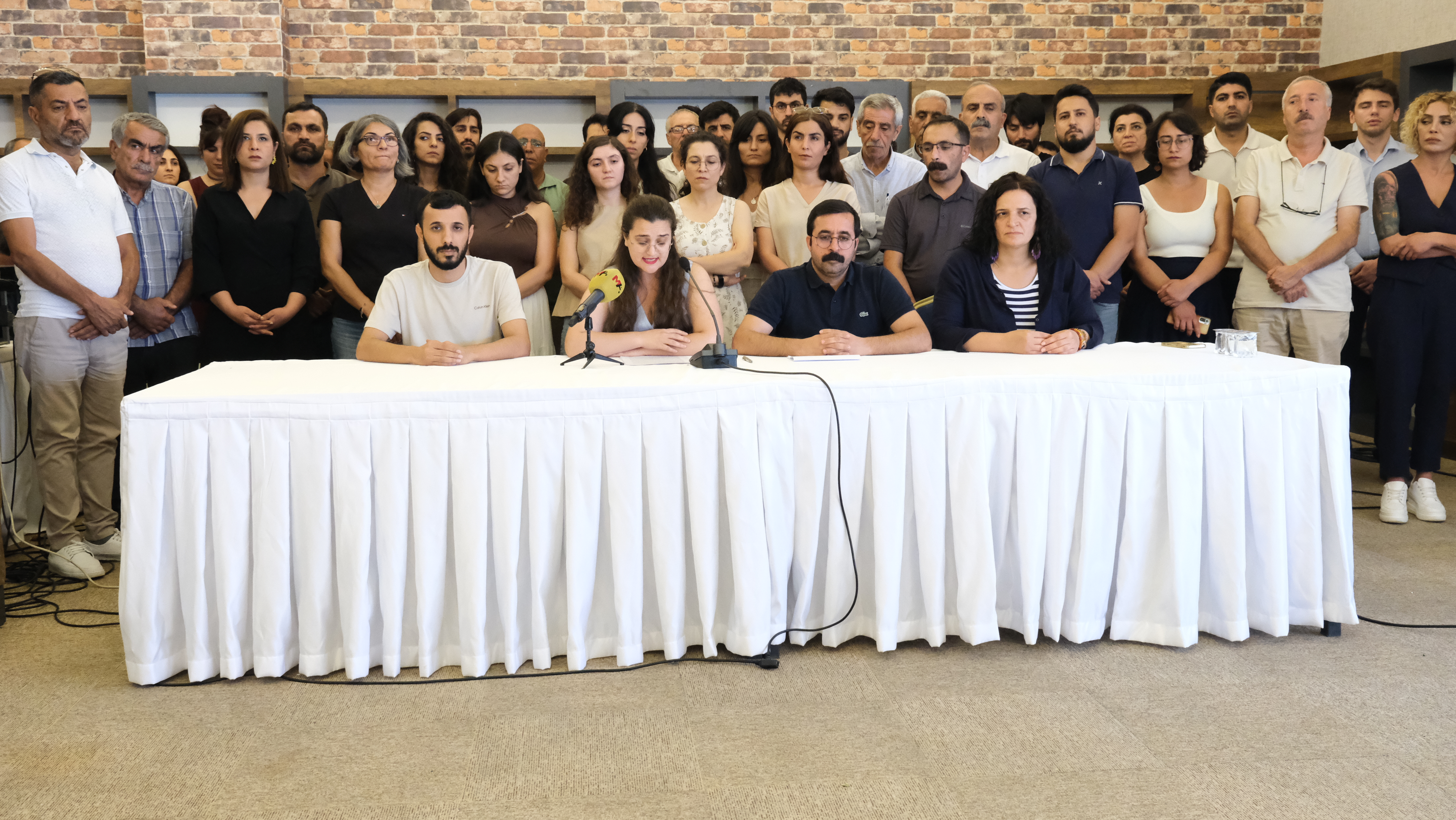 Cezaevlerine ilişkin raporda, 631 hasta tutuklunun insanlık dışı koşullara karşı yaşam mücadelesi verdiği vurgulandı; “Barışçıl bir gelecek için ilk adım hapishanelerden atılmalıdır” denildi.