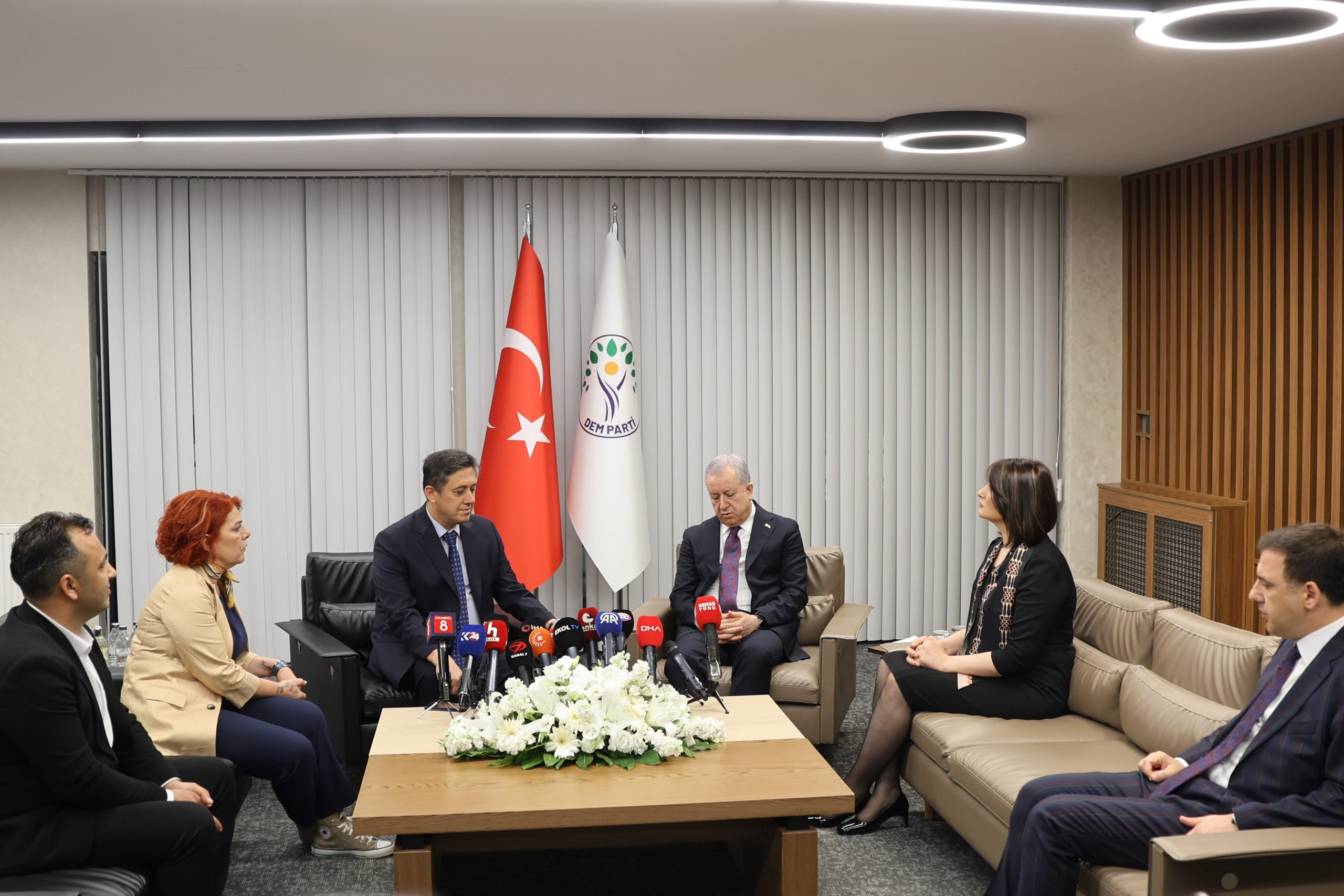 DEM Parti ile MHP’den karşılıklı bayram ziyaretleri |