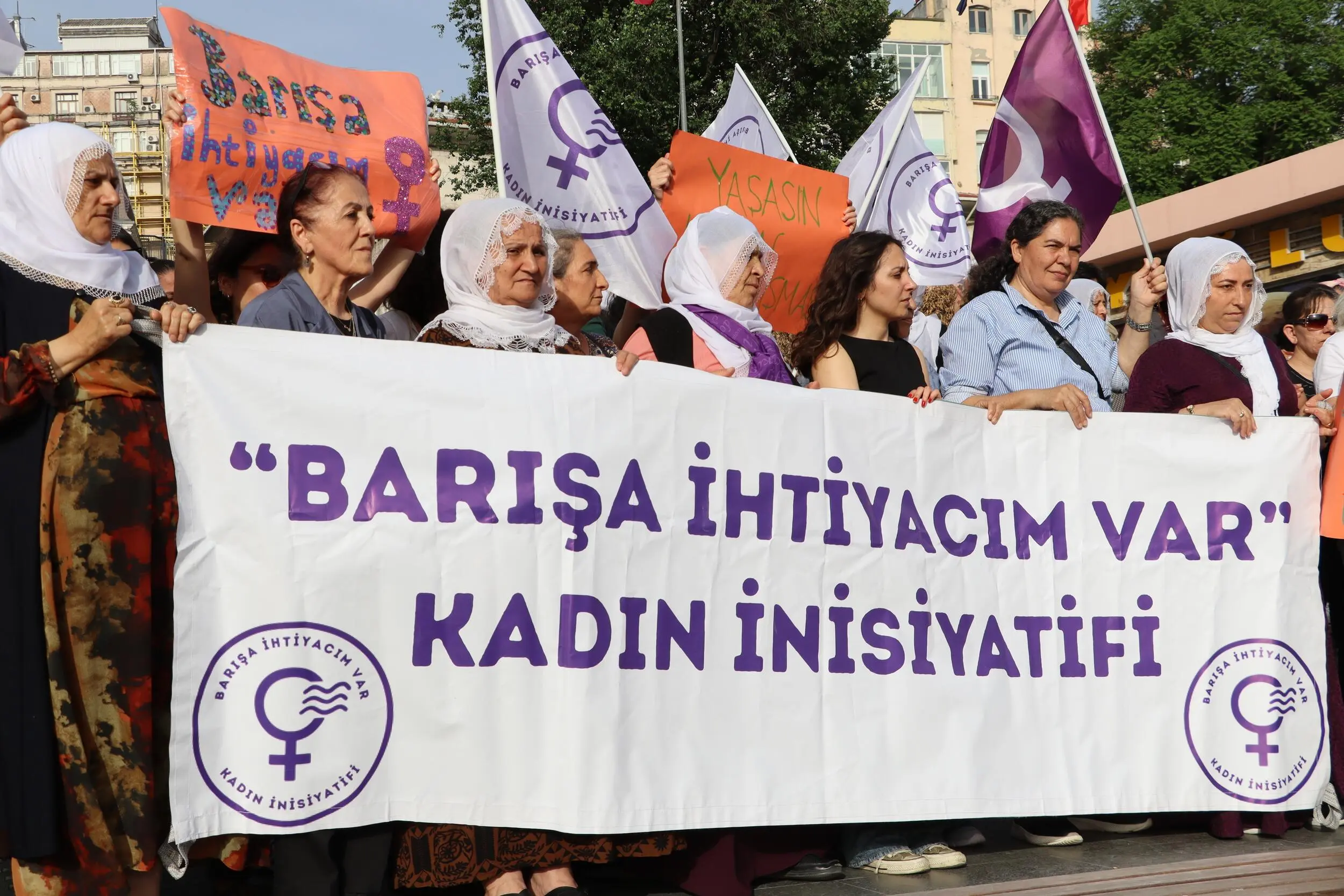 Barışa İhtiyacım Var Kadın İnisiyatifi, Meclis’in çözüm sürecinde inisiyatif alması ve barış komisyonu kurulmasını talep ederek 8 Temmuz’da Ankara’da Meclis önünde buluşma çağrısı yaptı.