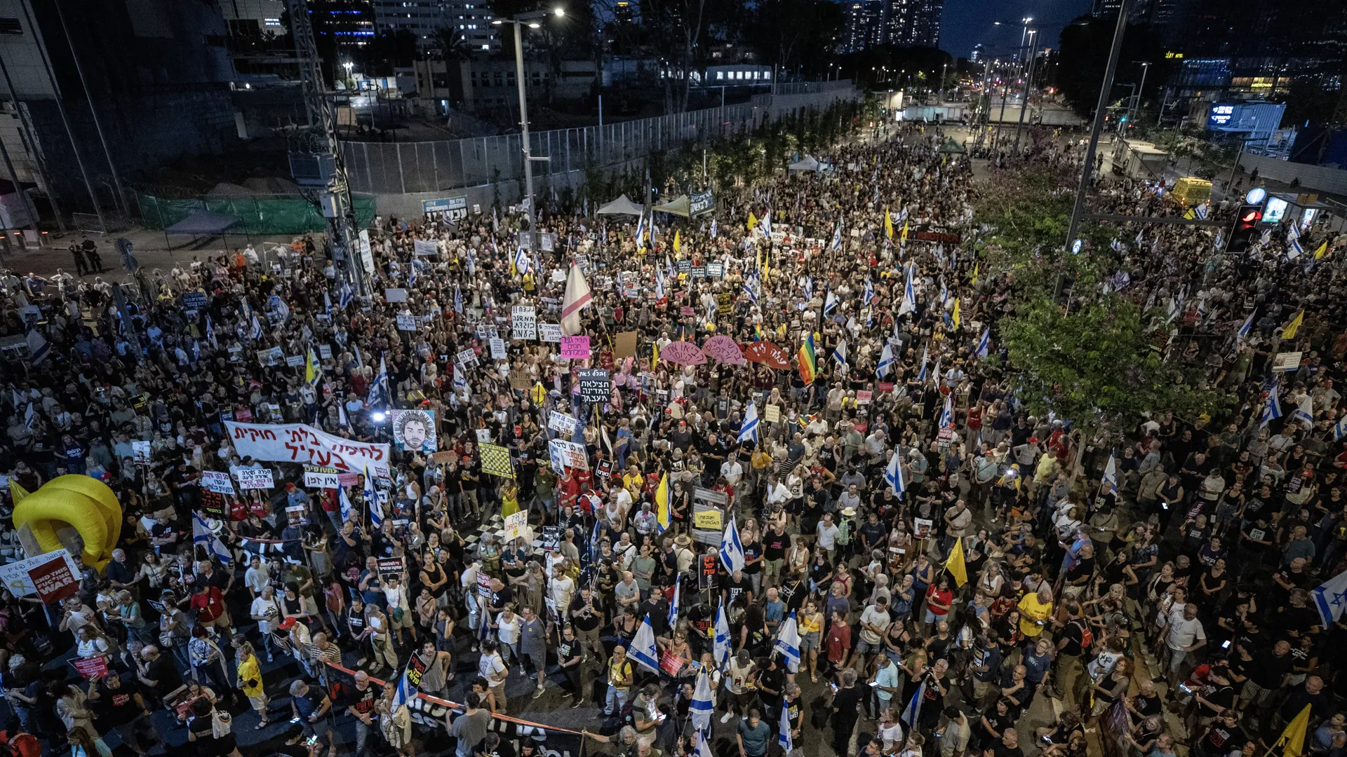Tel Aviv’de savaş karşıtı gösteri |