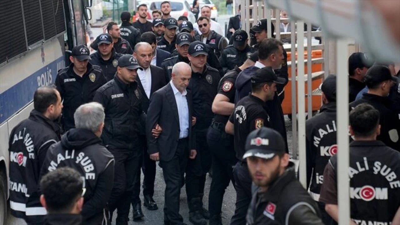 İmamoğlu hedef alınarak yürütülen İBB’ye yönelik 5 operasyonda, 264 kişi gözaltına alındı, 121 kişi tutuklandı. Bu operasyonlara CHP’li Esenyurt, Beykoz ve Beşiktaş belediyelerine yönelik operasyonlar da eklendiğinde, gözaltına alınanların toplam sayısı 328’e, tutuklananların sayısı ise 159’a yükseliyor. Operasyonlar kapsamında tutuklanan belediye başkanı sayısı ise 11.