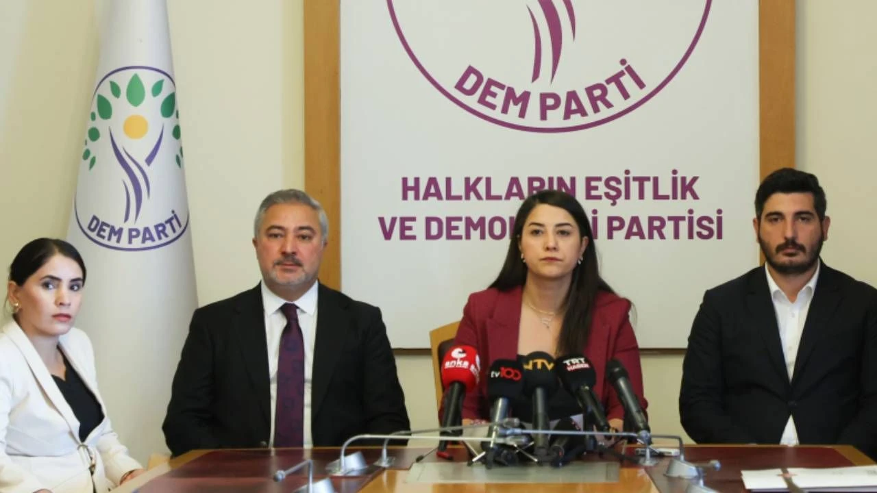 10. Yargı Paketi'ne ilişkin muhalefet şerhini açıklayan DEM Parti, düzenleme için "adalet değil, ayrımcılık düzenlemesi" dedi. Muhalefetin yoğun tepkilerine rağmen komisyondan geçen paket, yarın Meclis Genel Kurulu’nda görüşülecek.