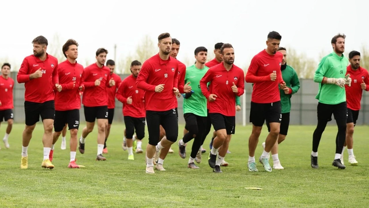 Diyarbekirspor, 2025-2026 sezonu itibarıyla yoluna “Kobani Spor” adıyla devam edeceğini açıkladı. Yönetim, bu kararı “tarihi barış sürecine destek” olarak tanımladı.