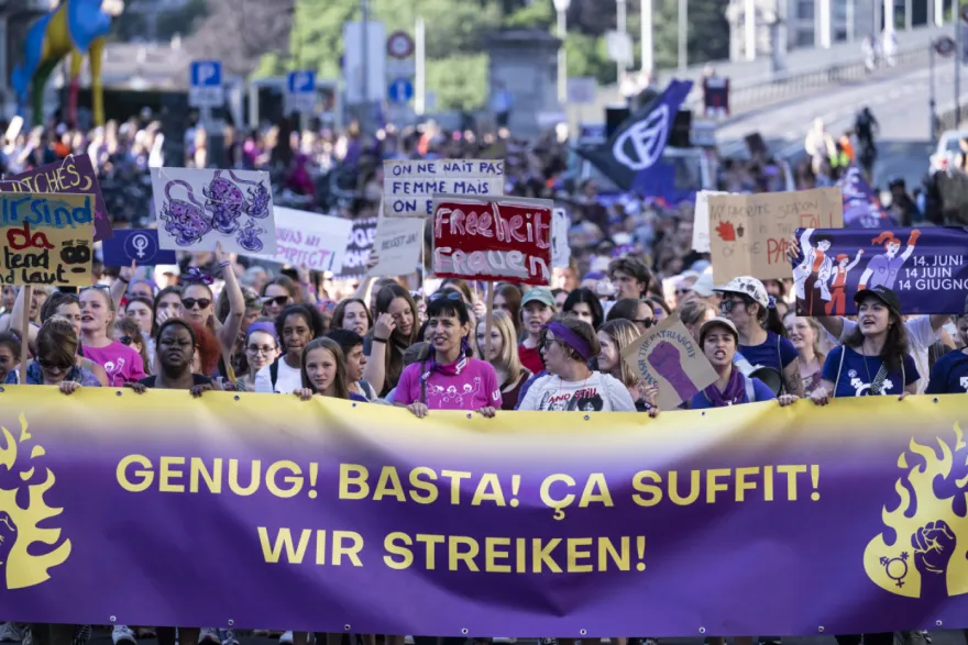 İsviçre’de kadınlar, ücret ayrımcılığına ve şiddete karşı “bir adım bile geri yok” diyerek sokağa çıkıyor. 95’ten fazla kurumun desteklediği grevde, yüzbinlerce kadın hayatı durduracak.