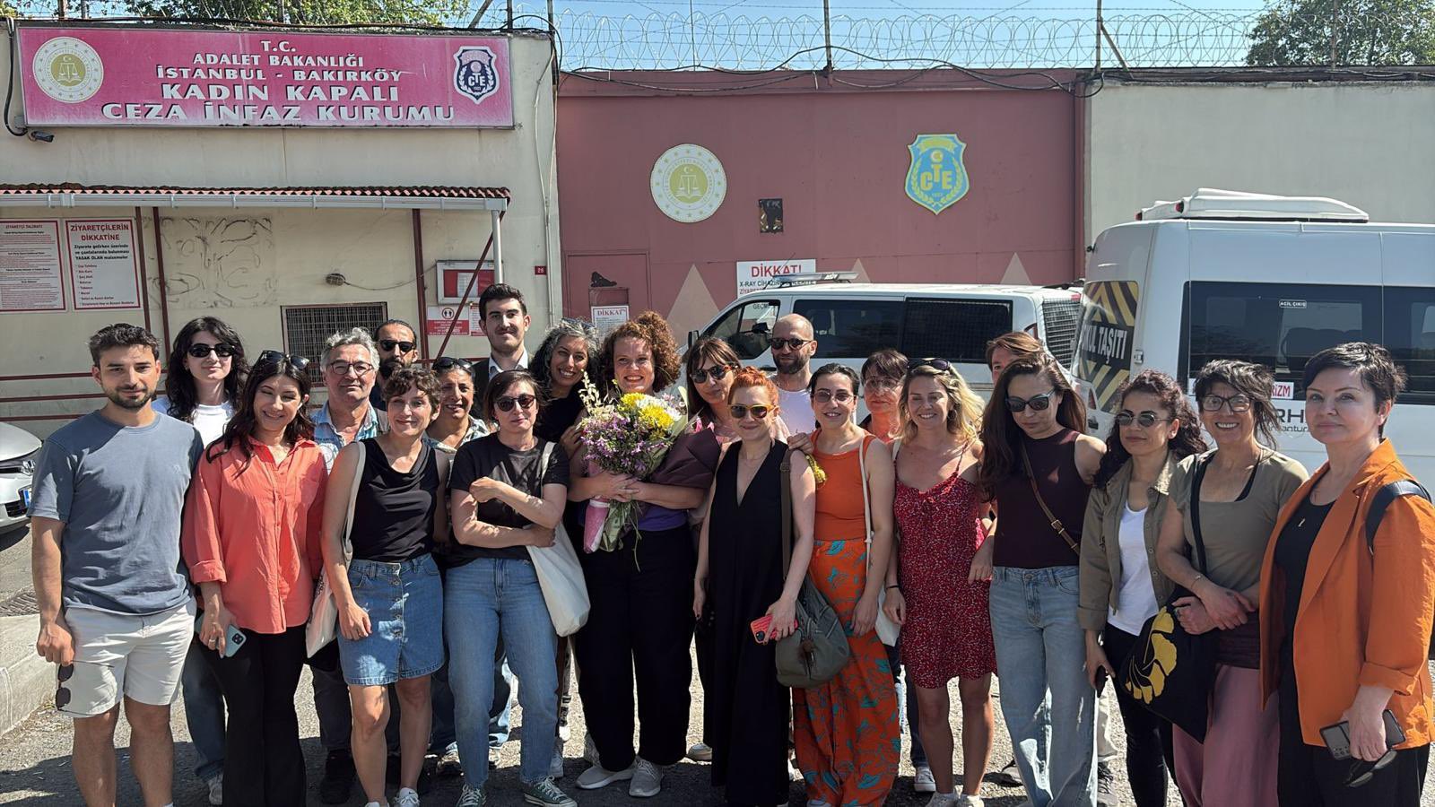 Cezaevi kapısında meslektaşları ve avukatları tarafından karşılanan gazeteci Elif Akgül, "İçeridekiler özgür olmadan dışarıdakilerin özgür olması mümkün değil" dedi.