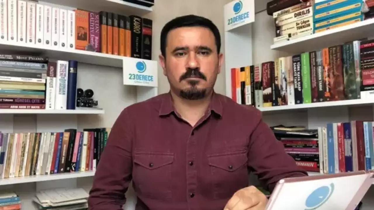 Gazeteci Gökhan Özbek, anjiyo için gittiği hastanede geçirdiği kalp krizi sonucu hayatını kaybetti.