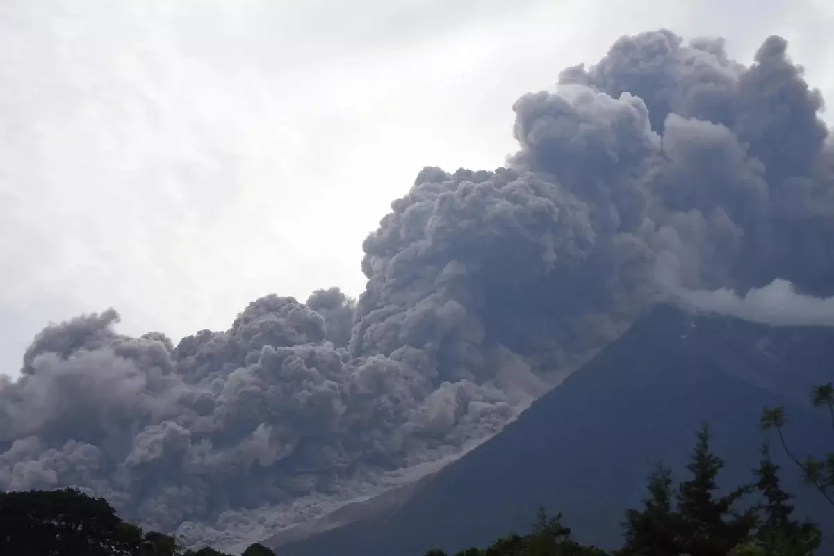 Guatemala’da Fuego yanardağı patladı l