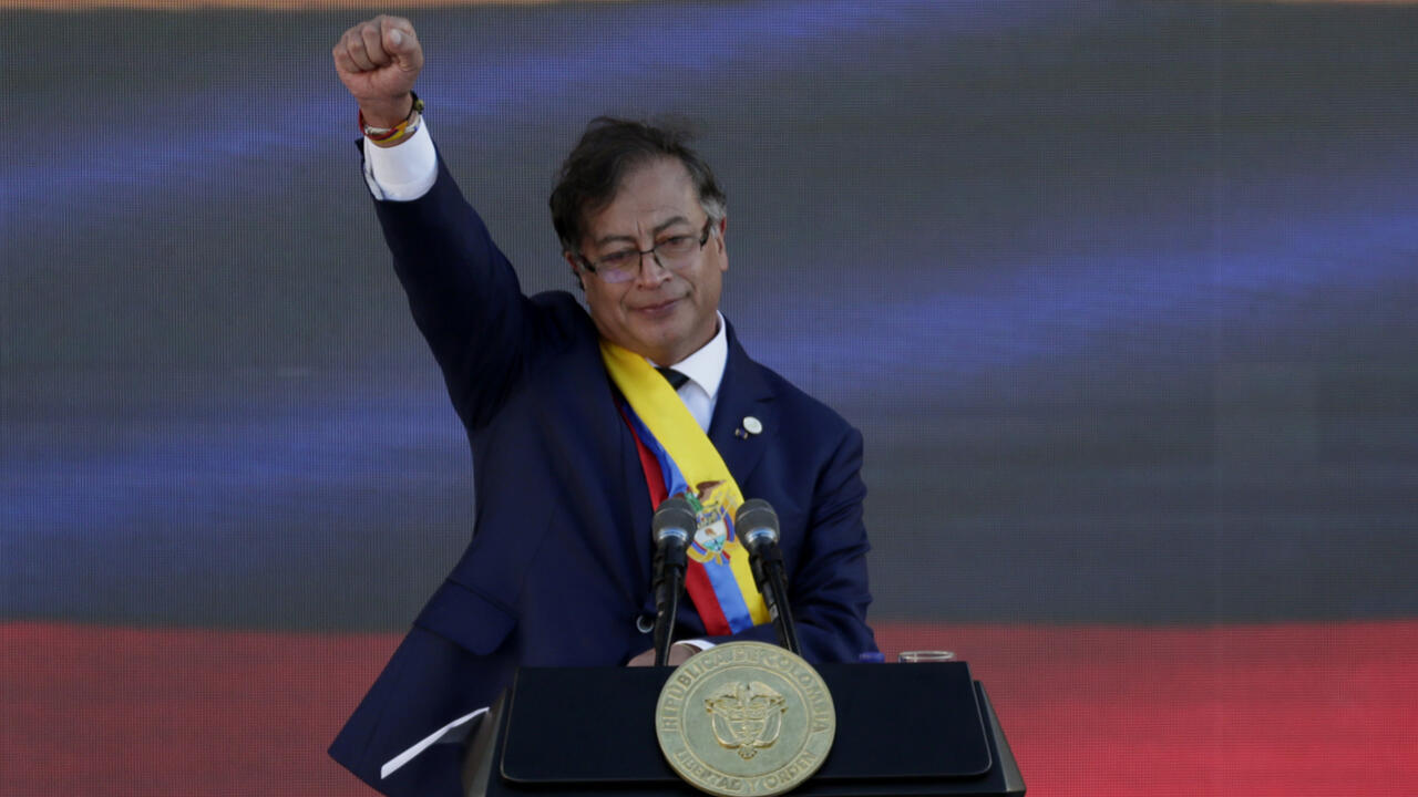 Gustavo Petro, Senato tarafından reddedilen çalışma reformunu halk oylamasına sunmak için kararname yayımlayacağını açıkladı, ülkede siyasi gerilim arttı.
