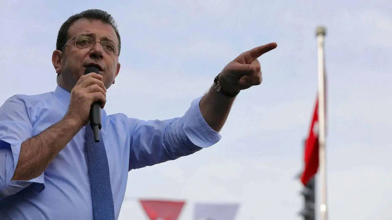 Tutuklu İBB Başkanı Ekrem İmamoğlu, 5. dalga operasyonda gözaltına alınan isimlerin adliyeye sevk görüntülerine tepki gösterdi. “Yarına kalır ama yanınıza kalmaz” dedi.