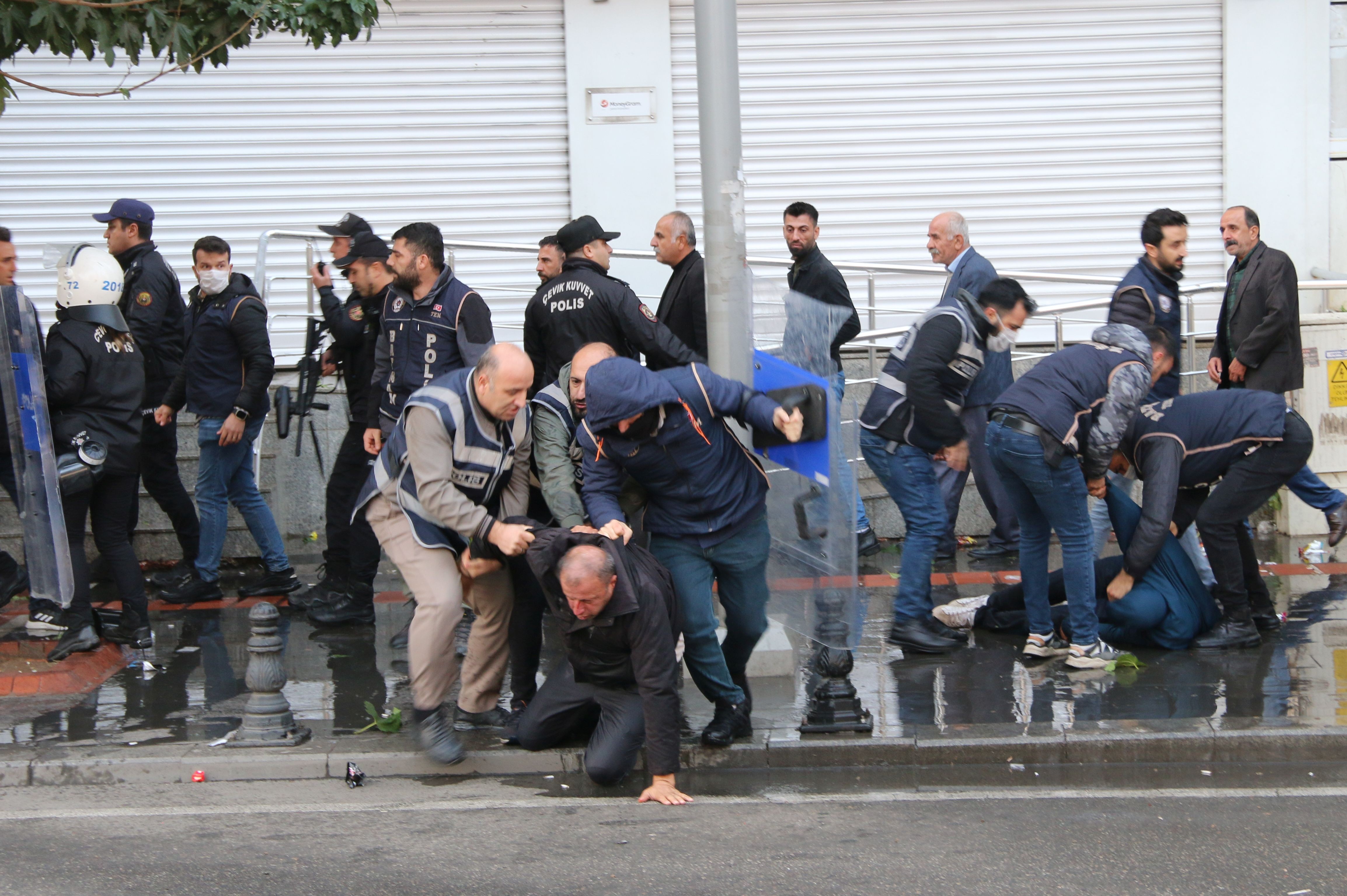 Türkiye'nin "yüksek risk" işkence ve kötü muamele kategorisinde sınıflandırıldığı raporda, keyfi tutuklamalar, polis şiddeti ve cezasızlık, uygulanmayan AİHM kararları, cezaevlerinde doluluk ve işkence, umut hakkı ve Öcalan'ın durumu da yer aldı.