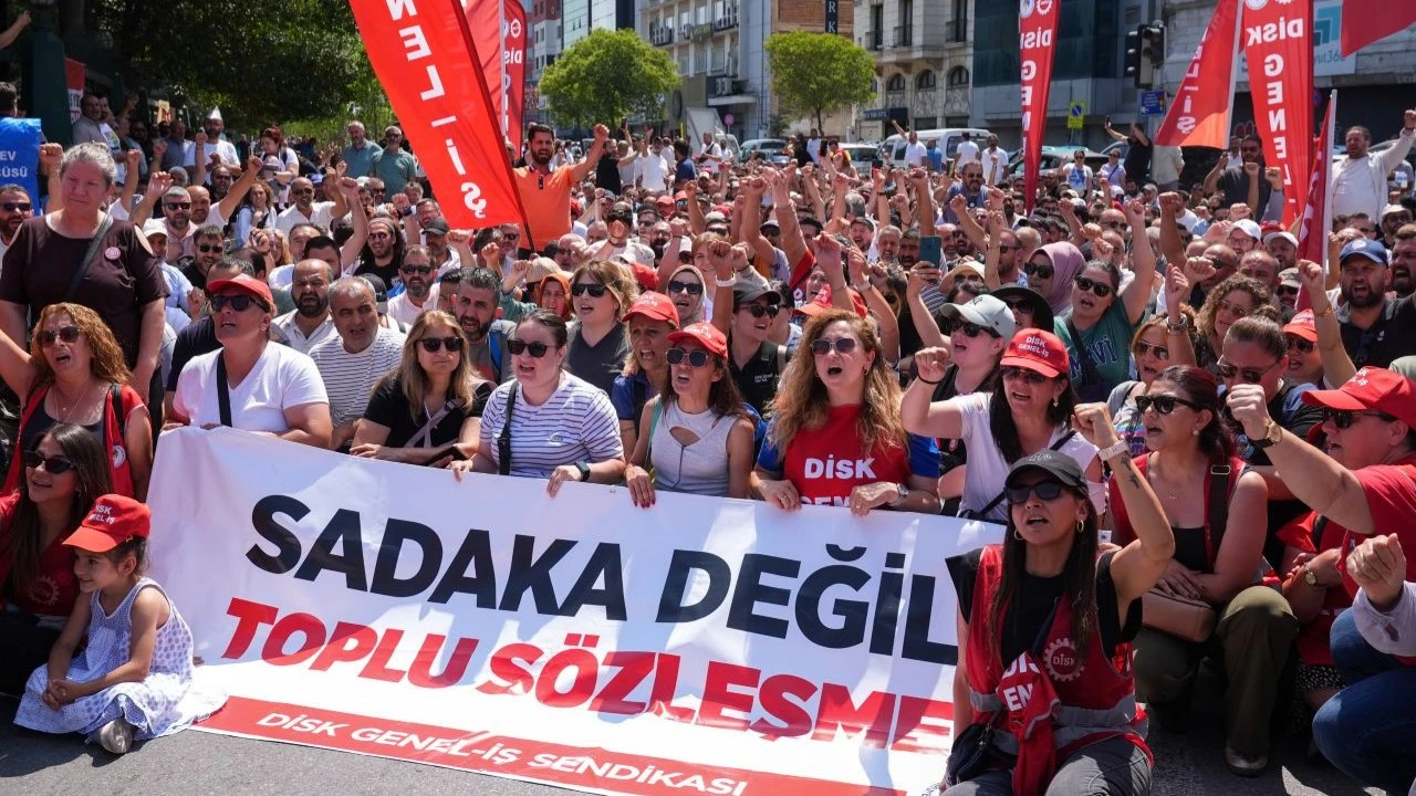 Dün akşam saatlerinde İzmir Büyükşehir Belediye Başkanı Cemil Tugay ile sendika temsilcileri arasında gerçekleşen kritik görüşmede anlaşmaya varılamadı. DEM Parti grevdeki işçilere destek verdi, işçilerin insanca taleplerinin karşılanmasını istedi.