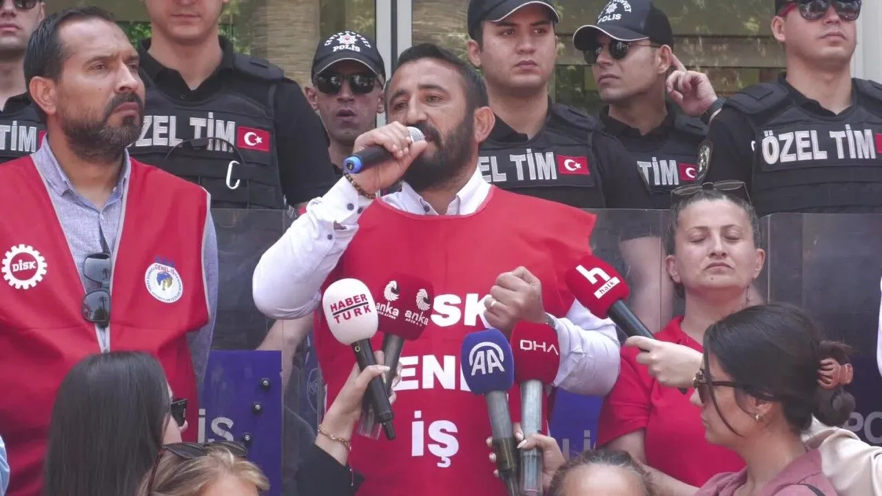 İzmir’de 23 bin belediye işçisinin sürdürdüğü grev yedinci gününde sona erdi. DİSK, bazı pürüzlere rağmen toplu iş sözleşmesini imzalayacaklarını duyurdu. Anlaşmaya göre ilk 6 ay maaşlara yüzde 30 zam yapılacak ve ikinci altı ayda ise yüzde 19’luk enflasyon farkı ödenecek.