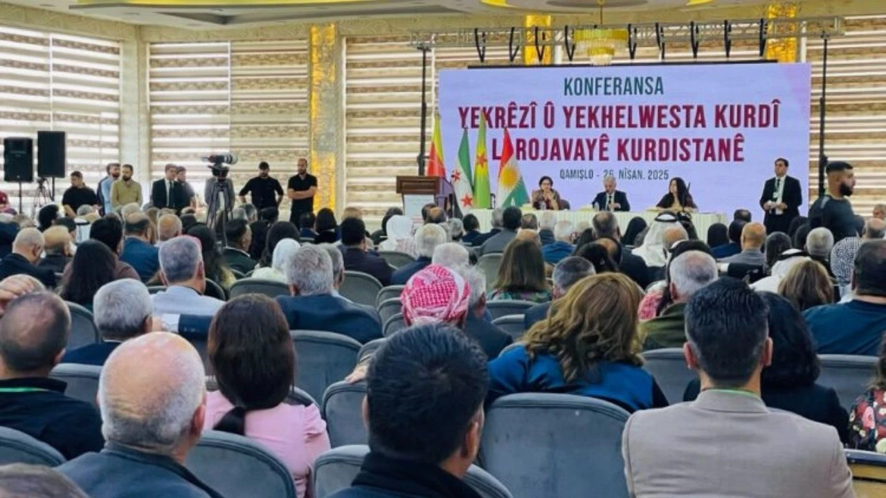 Rojava Kürt Birliği ve Ortak Tutum Konferansı’nda kararı alınan heyet, eşbaşkanlar ve üyeleriyle birlikte açıklandı. Heyette PYD ve ENKS'den tanınmış isimler var. 