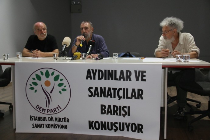 “Aydınlar ve Sanatçılar Barışı Konuşuyor" panelinde konuşan sanatçı Reis Çelik, “Bu baskı rejiminden çıkmanın yolu, bir yerden barışı tutup bırakmamaktır” dedi.