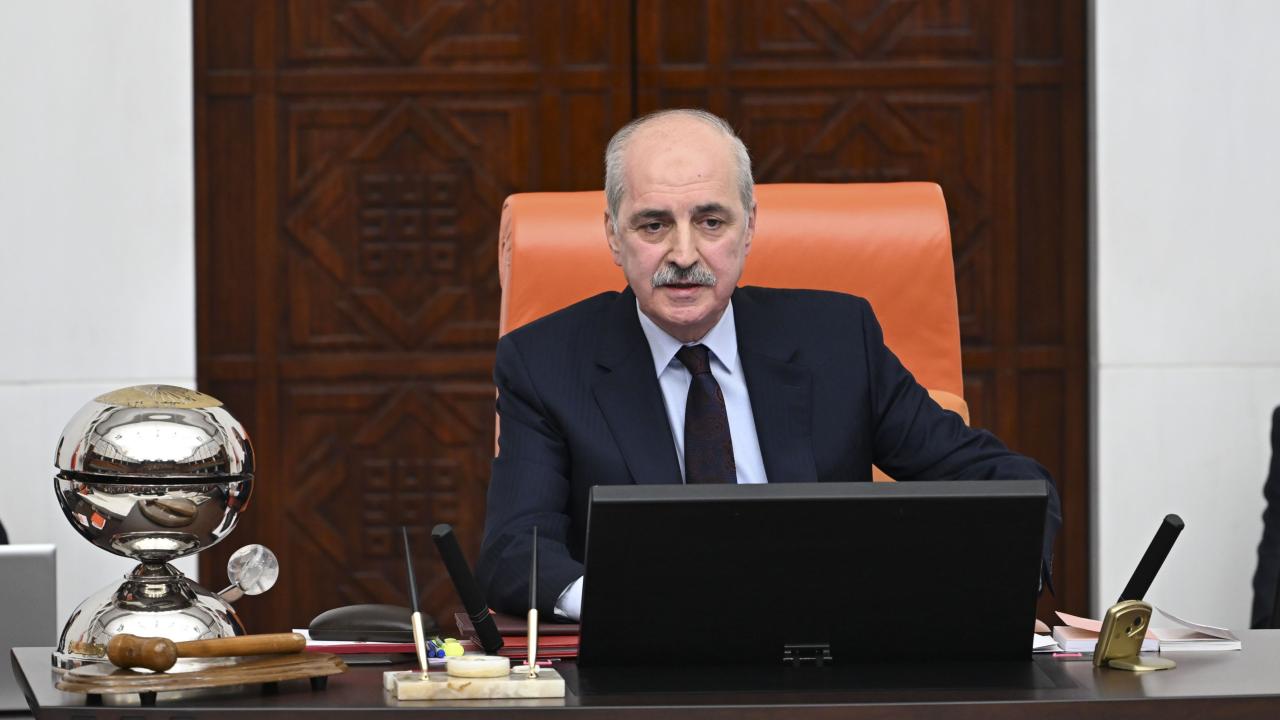 Meclis Genel Kurulu'nda Meclis Başkanlığı seçiminin ilk iki turunda adayların hiçbiri yeterli oyu alamadı. Üçüncü tur oylamada ise AKP adayı Numan Kurtulmuş, 329 oy alarak yeniden TBMM Başkanı seçildi.